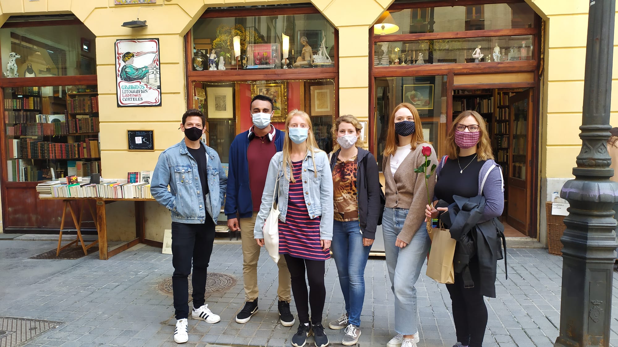 Grupo de personas enfrente de una librería